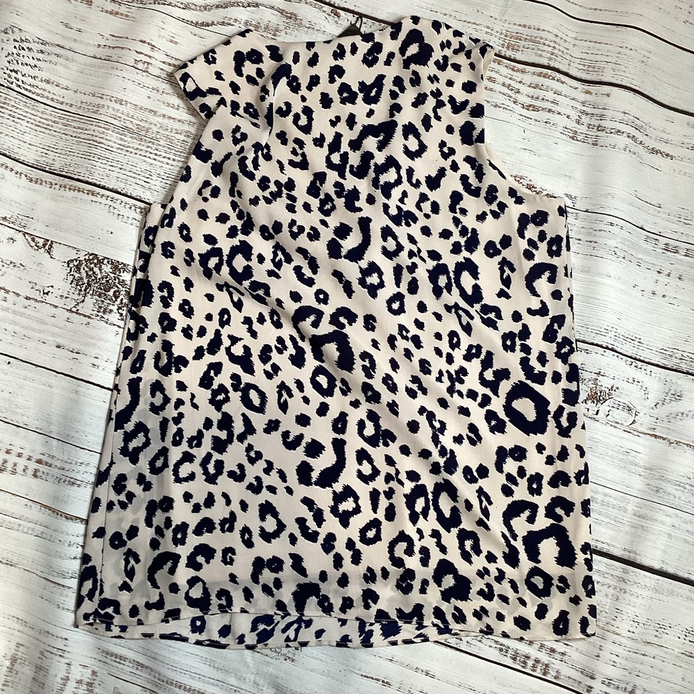 496. Tahari Beige Animal Print Sleeveless Blouse NWT Size Large - Picture 3 of 4